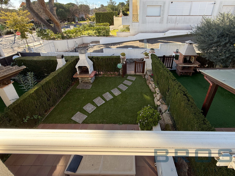 CASA ADOSADA CON JARDÍN A PIE DE PLAYA EN S’AGARO
