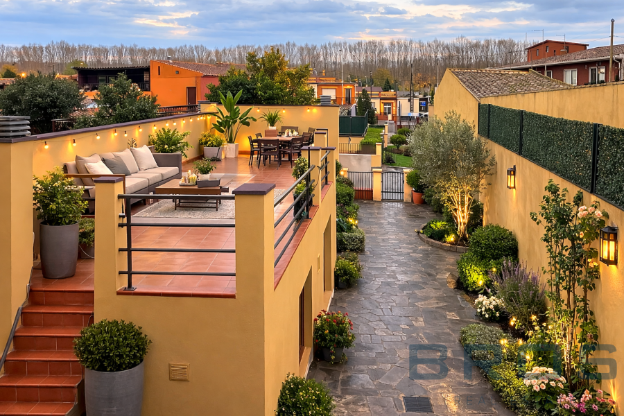 HOUSE WITH GARDEN IN THE CENTER OF RIUDARENES ON A 484 m² PLOT WITH GREAT DEVELOPMENT POTENTIAL