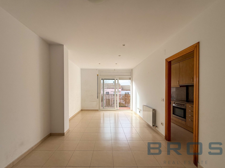 PISO AMPLIO Y LUMINOSO EN ZONA TRANQUILA DE TORROELLA DE MONTGRÍ